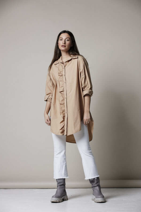 GIRLFRIEND LONG SHIRT LATTE
